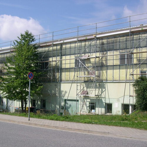 2005: Eingerüstetes Betriebsgebäude